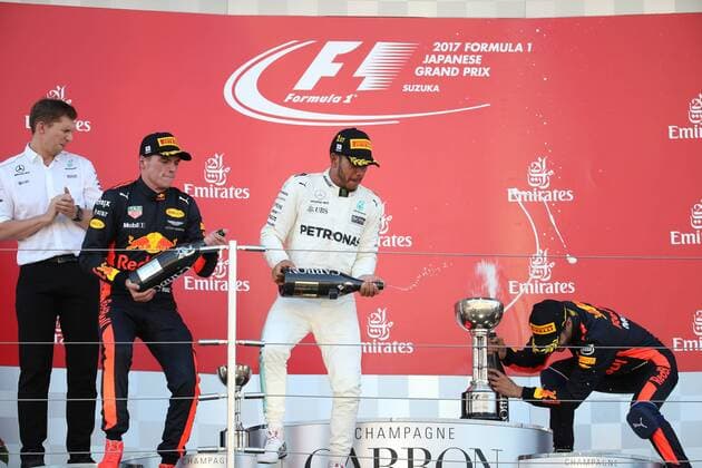Bilder des Tages - SPORT 08.10.2017- The Podium, winner Lewis Hamilton (GBR) Mercedes AMG F1 W08, 2nd Max Verstappen (NED) Red Bull Racing RB13, 3rd Daniel Ricciardo (AUS) Red Bull Racing RB13 Japanese Grand Prix, Suzuka 05 - 08 October 2017 08.10.2017- The Podium, winner Lewis Hamilton (GBR) Mercedes AMG F1 W08, 2nd Max Verstappen (NED) Red Bull Racing RB13, 3rd Daniel Ricciardo (AUS) Red Bull Racing RB13 