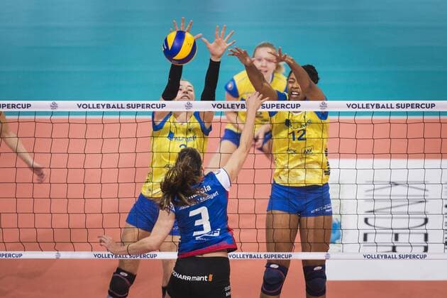 Hannover, Deutschland, 08.10.2017: Micheli Tomazela Pissinato (Stuttgart 3) gegen den Block aus Louisa Lippmann (Schwerin 3) und Lauren Barfield (Schwerin 12) beim Spiel zwischen SSC Palmberg Schwerin und Allianz MTV Stuttgart beim Volleyball Supercup 2017.