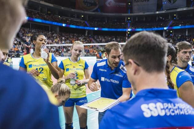Hannover, Deutschland, 08.10.2017: Trainer Felix Koslowski (Schwerin) gibt Anweisungen beim Spiel zwischen SSC Palmberg Schwerin und Allianz MTV Stuttgart beim Volleyball Supercup 2017.