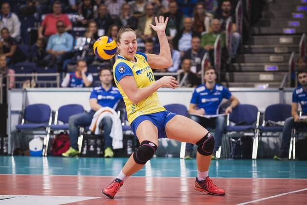 Hannover, Deutschland, 08.10.2017: Annahme Denise Hanke (Schwerin 10) beim Spiel zwischen SSC Palmberg Schwerin und Allianz MTV Stuttgart beim Volleyball Supercup 2017.