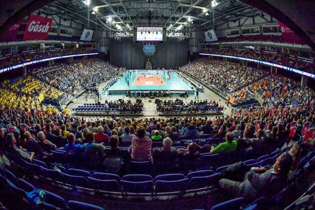 Volleyball Supercup Frauen, Pokalsieger Allianz MTV Stuttgart vs Meister SSC Palmberg Schwerin, 08.10.2017 Allianz MTV Stuttgart, Volleyball, Bundesliga, Damen, Saison 2017 18, Supercup (in blau), gegen SSC Palmberg Schwerin (in gelb), Totale FOTO: TOM BLOCH xtbx
