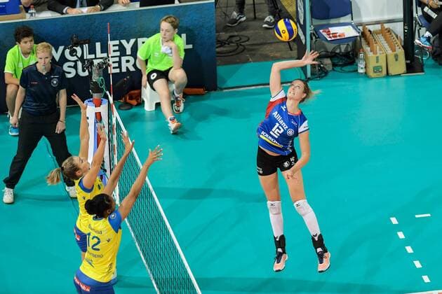 Volleyball Supercup Frauen, Pokalsieger Allianz MTV Stuttgart vs Meister SSC Palmberg Schwerin, 08.10.2017 Allianz MTV Stuttgart, Volleyball, Bundesliga, Damen, Saison 2017 18, Supercup (in blau), gegen SSC Palmberg Schwerin (in gelb), Deborah van Daelen gegen Schweriner Block mit Lauren Barfield 12 FOTO: TOM BLOCH xtbx