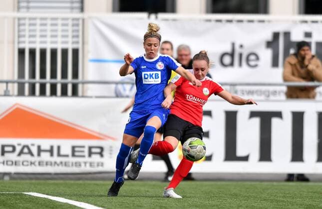 Zweikampf Svenja Huth (Potsdam, 9) Melanie Ott ( Gütersloh) (7), DFB Pokal der Frauen , FSV Gütersloh - 1.FFC Turbine Potsdam, xmkx