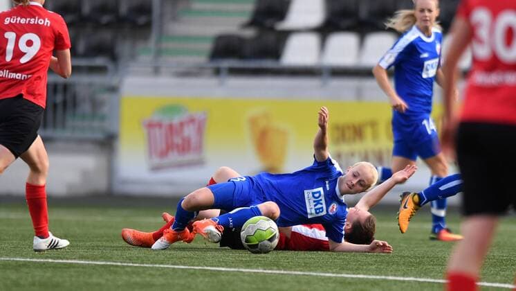Caroline Siems (Potsdam, 3) erkämpft sich den Ball am Boden, DFB Pokal der Frauen , FSV Gütersloh - 1.FFC Turbine Potsdam, xmkx
