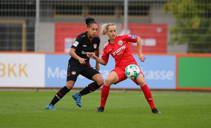 08.10.2017 xcex Deutschland, Leverkusen, Fussball, Frauenfussball DFB Pokal 2. Runde Saison 2017 2018 Bayer 04 Leverkusen gegen 1. FFC Frankfurt Kathrin Hendrich (Frankfurt) gegen Lara Heß (Leverkusen)