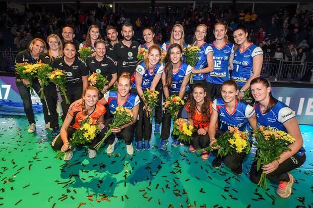 Volleyball Supercup Frauen, Pokalsieger Allianz MTV Stuttgart vs Meister SSC Palmberg Schwerin, 08.10.2017 Allianz MTV Stuttgart, Volleyball, Bundesliga, Damen, Saison 2017 18, Supercup (in blau), gegen SSC Palmberg Schwerin (in gelb), nur Blumen gab es für den Zweiten Stuttgart FOTO: TOM BLOCH xtbx