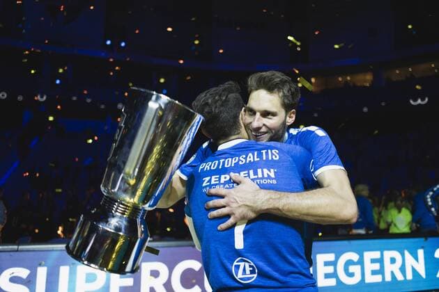 Hannover, Deutschland, 08.10.2017: Athanasios Protopsaltis (Friedrichshafen 7) umarmt Simon Tischer (Friedrichshafen 10) nach dem Gewinn beim Volleyball Supercup 2017.