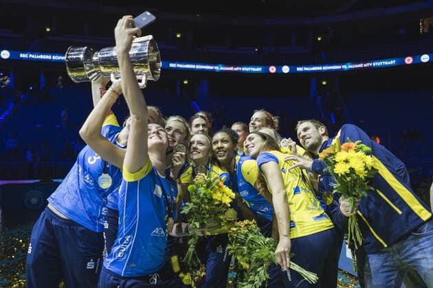 Hannover, Deutschland, 08.10.2017: SSC Palmberg Schwerin gewinnt und macht ein Selfie bei der Siegerehrung beim Volleyball Supercup 2017.