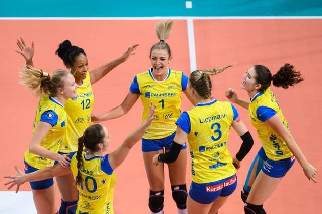 08.10.2017, TUI Arena, Hannover Volleyball, Supercup, SSC Palmberg Schwerin vs. Allianz MTV Stuttgart Jubel Jennifer Geerties ( 6 Schwerin), Lauren Barfield ( 12 Schwerin), Denise Hanke ( 10 Schwerin), Greta Szakmary ( 1 Schwerin), Louisa Lippmann ( 3 Schwerin), Marie Schölzel Schoelzel ( 16 Schwerin) nach Matchball Sieg