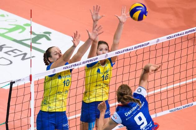 08.10.2017, TUI Arena, Hannover Volleyball, Supercup, SSC Palmberg Schwerin vs. Allianz MTV Stuttgart Block Doppelblock Denise Hanke ( 10 Schwerin), Marie Schölzel Schoelzel ( 16 Schwerin) - Angriff Nika Daalderop ( 9 Stuttgart)