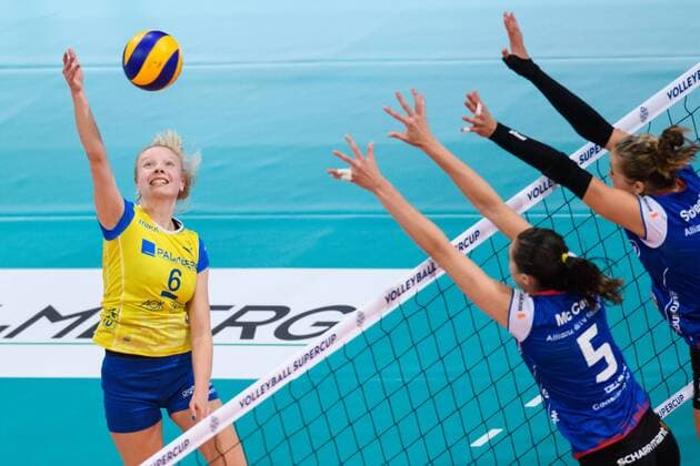 08.10.2017, TUI Arena, Hannover Volleyball, Supercup, SSC Palmberg Schwerin vs. Allianz MTV Stuttgart Angriff Jennifer Geerties ( 6 Schwerin) - Block Doppelblock Mallory Grace McCage ( 5 Stuttgart), Femke Stoltenborg ( 2 Stuttgart)