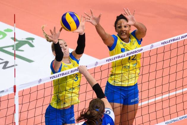 08.10.2017, TUI Arena, Hannover Volleyball, Supercup, SSC Palmberg Schwerin vs. Allianz MTV Stuttgart Block Doppelblock Louisa Lippmann ( 3 Schwerin), Lauren Barfield ( 12 Schwerin) - Angriff Michaela Mlejnkova ( 16 Stuttgart)