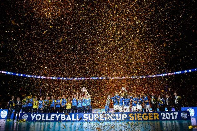 08.10.2017, TUI Arena, Hannover Volleyball, Supercup, Siegerehrung Sieger Gewinner Supercup 2017: SSC Palmberg Schwerin Frauen VfB Friedrichshafen Maenner