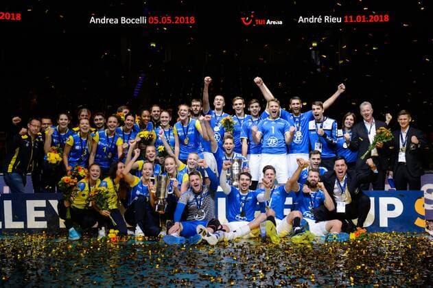 08.10.2017, TUI Arena, Hannover Volleyball, Supercup, Siegerehrung Sieger Gewinner Supercup 2017: SSC Palmberg Schwerin Frauen VfB Friedrichshafen Maenner