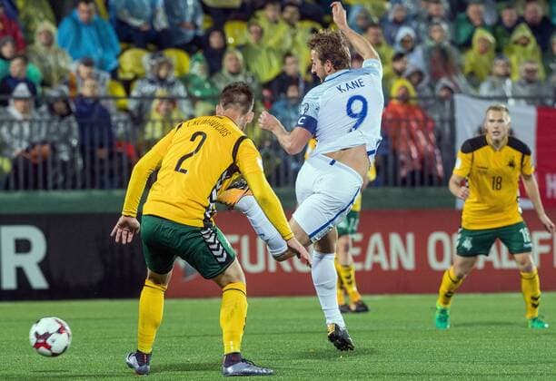 (171009) -- VILNIUS, Oct. 9, 2017 -- Harry Kane (C) of England vies with Linas Klimavicius (L) of Lithuania during the FIFA World Cup WM Weltmeisterschaft Fussball European Qualifying Group F match between Lithuania and England in Vilnius, Lithuania, on Oct. 8, 2017. England won 1-0. ) (SP)LITHUANIA-VILNIUS-WORLD CUP QUALIFIER-LITHUANIA VS ENGLAND AlfredasxPliadis 