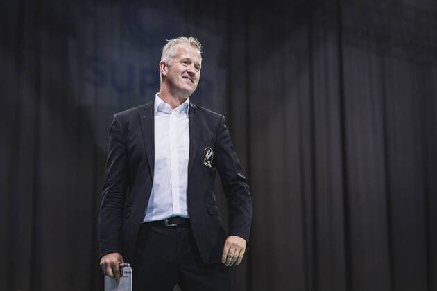 Hannover, Deutschland, 08.10.2017: Trainer Vital Heynen (Friedrichshafen) beim Spiel zwischen VfB Friedrichshafen und Berlin Recycling Volleys beim Volleyball Supercup 2017.