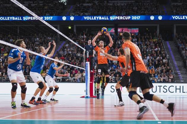 Hannover, Deutschland, 08.10.2017: Sebastian Kühner Kuehner (BR Volleys 10) beim Spiel zwischen VfB Friedrichshafen und Berlin Recycling Volleys beim Volleyball Supercup 2017.