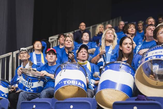 Hannover, Deutschland, 08.10.2017: Friedrichshafener Fans beim Spiel zwischen VfB Friedrichshafen und Berlin Recycling Volleys beim Volleyball Supercup 2017.