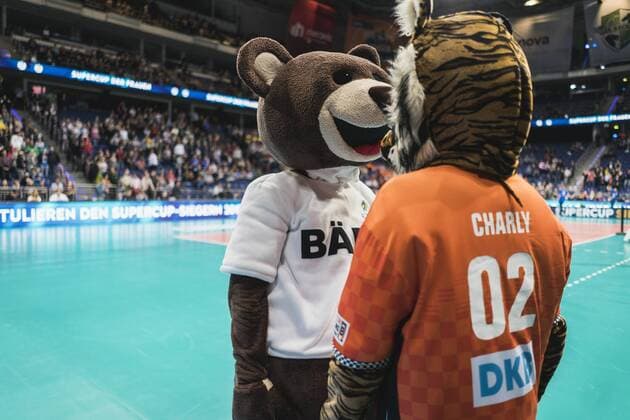 Hannover, Deutschland, 08.10.2017: Maskottchen von Friedrichshafen und Berlin beim Spiel zwischen VfB Friedrichshafen und Berlin Recycling Volleys beim Volleyball Supercup 2017.