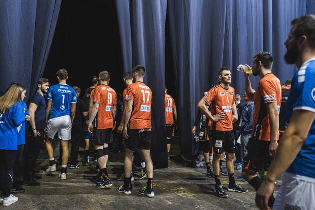 Hannover, Deutschland, 08.10.2017: Spieler warten auf die Siegerehrung nach dem Spiel zwischen VfB Friedrichshafen und Berlin Recycling Volleys beim Volleyball Supercup 2017.