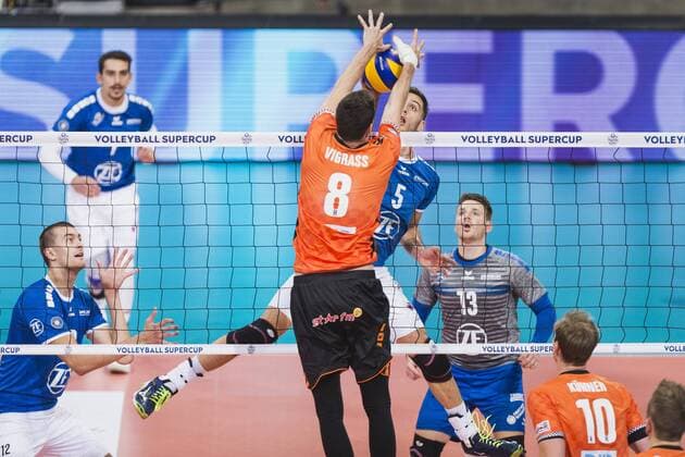 Hannover, Deutschland, 08.10.2017: David Sossenheimer (Friedrichshafen 5) gegen den Block aus Graham Vigrass (BR Volleys 8) beim Spiel zwischen VfB Friedrichshafen und Berlin Recycling Volleys beim Volleyball Supercup 2017.