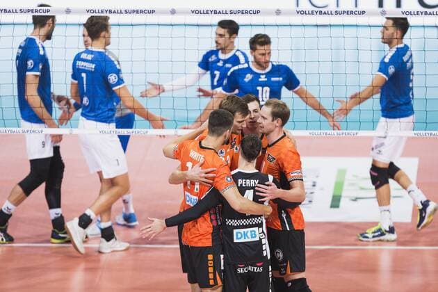 Hannover, Deutschland, 08.10.2017: Jubel Berlin v.li. Adam White (BR Volleys 11), Robert Kromm (BR Volleys 3), Graham Vigrass (BR Volleys 8), Luke Perry (BR Volleys 4), Sebastian Kühner Kuehner (BR Volleys 10) beim Spiel zwischen VfB Friedrichshafen und Berlin Recycling Volleys beim Volleyball Supercup 2017.