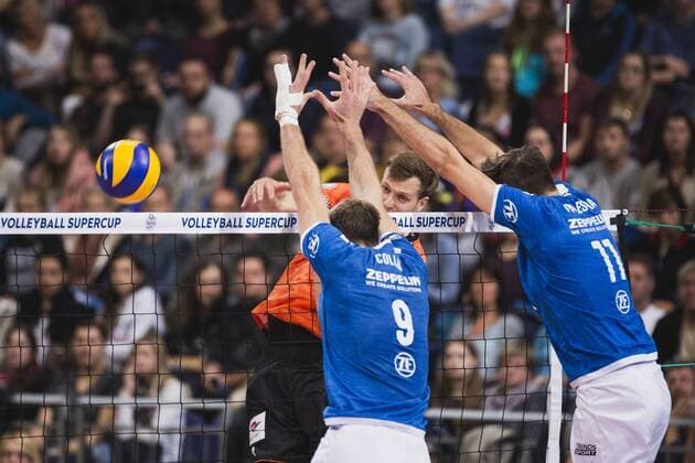 Hannover, Deutschland, 08.10.2017: Robert Kromm (BR Volleys 3) gegen den Block aus Philipp Collin (Friedrichshafen 9) und Daniel Malescha (Friedrichshafen 11) beim Spiel zwischen VfB Friedrichshafen und Berlin Recycling Volleys beim Volleyball Supercup 2017.
