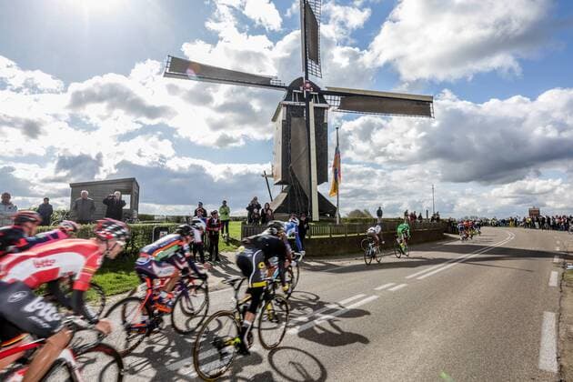 Valkenburg - 17-04-2016, wielrennen, Amstel Gold Race, Peleton rijdt door het Limburgse land Amstel Gold Race