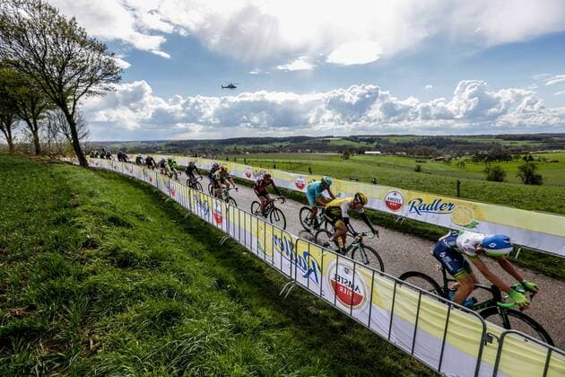 Valkenburg - 17-04-2016, wielrennen, Amstel Gold Race, Het peloton rijdt door het Limburgse land tijdens de Amstel Gold Race Amstel Gold Race