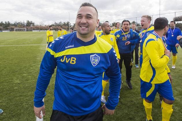 ELSPEET - Elspeet - Veluwezoom, voetbal 4e klasse zaterdag, seizoen 2015-2016, Sportpark Op de Heide, 30-04-2016, Veluwezoom viert het kampioenschap, trainer Jhon van Beukering Elspeet - Veluwezoom