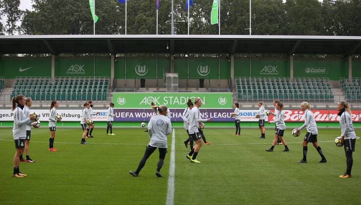 Wolfsburg vs Atletico Madrid, CL Frauen Wolfsburg, Deutschland 10.10.2017, FUßBALL - VfL Wolfsburg vs Atletico Madrid, UEFA Frauen Champions League, Pressekonferenz,Training, Saison 2017-18. Bild zeigt: VfL Frauen Mannschaftstraining Wolfsburg