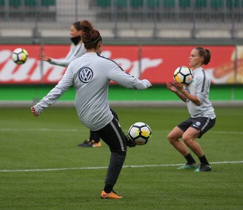 Wolfsburg vs Atletico Madrid, CL Frauen Wolfsburg, Deutschland 10.10.2017, FUßBALL - VfL Wolfsburg vs Atletico Madrid, UEFA Frauen Champions League, Pressekonferenz,Training, Saison 2017-18. Bild zeigt: VfL Frauen Mannschaftstraining Wolfsburg