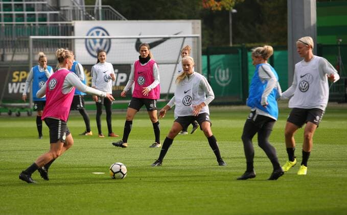 Wolfsburg vs Atletico Madrid, CL Frauen Wolfsburg, Deutschland 10.10.2017, FUßBALL - VfL Wolfsburg vs Atletico Madrid, UEFA Frauen Champions League, Pressekonferenz,Training, Saison 2017-18. Bild zeigt: VfL Frauen Mannschaftstraining Wolfsburg