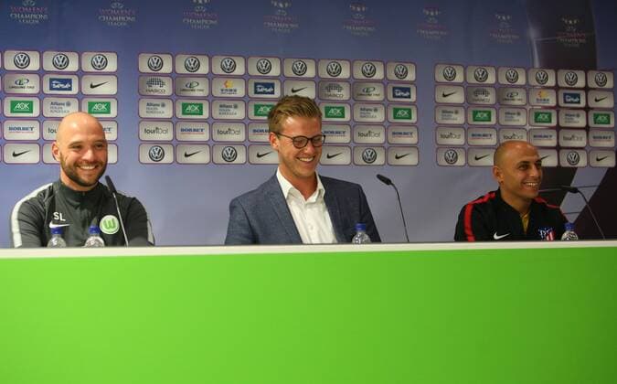 Wolfsburg vs Atletico Madrid, CL Frauen, Vorberichte Wolfsburg, Deutschland 10.10.2017, FUßBALL - VfL Wolfsburg vs Atletico Madrid, UEFA Frauen Champions League, Pressekonferenz, Training, Saison 2017-18. Cheftrainer Stephan Lerch (VfL Wolfsburg), Cheftrainer ANGEL VILLACAMPA CARRASCO Wolfsburg