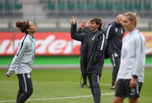 Bilder des Tages - SPORT Wolfsburg vs Atletico Madrid, CL Frauen Wolfsburg, Deutschland 10.10.2017, FUßBALL - VfL Wolfsburg vs Atletico Madrid, UEFA Frauen Champions League, Pressekonferenz,Training, Saison 2017-18. Bild zeigt: Co-Trainerin Ariane Hingst (VfL Wolfsburg) Wolfsburg