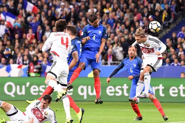 04 Raphael Varane fra 05 Maksim Volodko bel FOOTBALL France vs Bielorussie Qualifications Coupe du Monde 2018 10 10 2017 AnthonyBIBARD FEP Panoramic 
