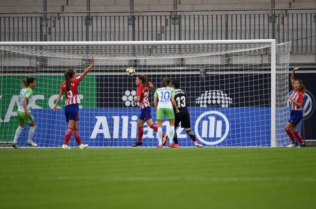 Sara Bjoerk Gunnarsdottir (Wolfsburg, 7) erzielt Tor zum 2:0 gegen Torfrau Andrea Paraluta (Madrid) , Fussball, UEFA Women Champions League, VfL Wolfsburg - Atletico Madrid