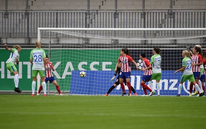 Alexandra Popp (Wolfsburg, 11) erzielt gegen Torfrau Andrea Paraluta (Madrid) Tor zum 1:0, Fussball, UEFA Women Champions League, VfL Wolfsburg - Atletico Madrid