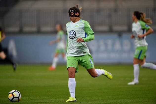 Babett Peter (Wolfsburg, 8) mit Gesichtsmaske, Fussball, UEFA Women Champions League, VfL Wolfsburg - Atletico Madrid