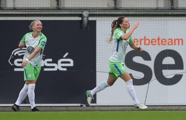 Torjubel Sara Bjoerk Gunnarsdottir (VfL Wolfsburg) mit Handkuss