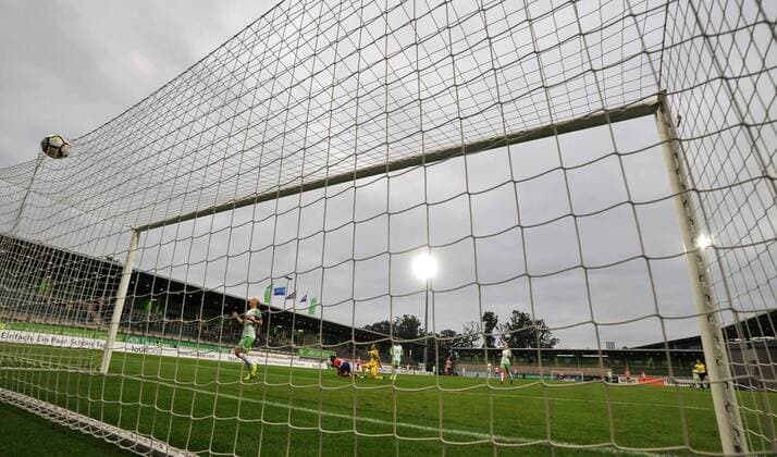 Ludmila Da Silva (Madrid) erzielt Tor zum 5:1 gegen Torfrau Almuth Schult (Wolfsburg, 1) , Fussball, UEFA Women Champions League, VfL Wolfsburg - Atletico Madrid
