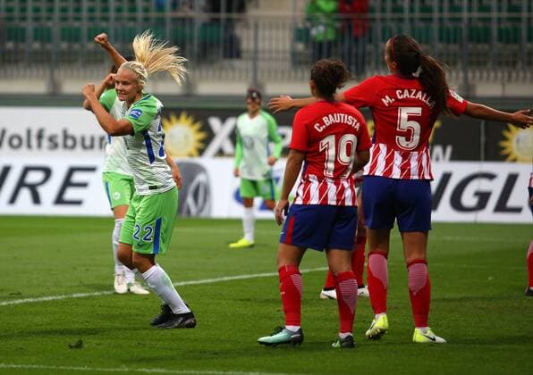 Themen der Woche - SPORT Bilder des Tages - SPORT Wolfsburg vs Atletico Madrid, CL Frauen Wolfsburg, Deutschland 11.10.2017, FUßBALL - VfL Wolfsburg vs Atletico Madrid, 1 32 Finale, UEFA Frauen Champions League, Saison 2017-18. Bild zeigt: Pernille Harder (VfL Wolfsburg) jubelt mit der Mannschaft nach ihrem Tor Wolfsburg