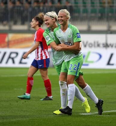 Wolfsburg vs Atletico Madrid, CL Frauen Wolfsburg, Deutschland 11.10.2017, FUßBALL - VfL Wolfsburg vs Atletico Madrid, 1 32 Finale, UEFA Frauen Champions League, Saison 2017-18. Bild zeigt: Pernille Harder (VfL Wolfsburg) jubelt mit Nilla Fischer (VfL Wolfsburg) nach ihrem Tor Wolfsburg