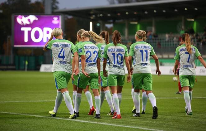 Bilder des Tages - SPORT Wolfsburg vs Atletico Madrid, CL Frauen Wolfsburg, Deutschland 11.10.2017, FUßBALL - VfL Wolfsburg vs Atletico Madrid, 1 32 Finale, UEFA Frauen Champions League, Saison 2017-18. Bild zeigt: Pernille Harder (VfL Wolfsburg) jubelt mit der Mannschaft nach ihrem Tor Wolfsburg