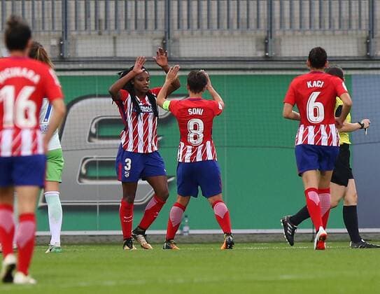 Wolfsburg vs Atletico Madrid, CL Frauen Wolfsburg, Deutschland 11.10.2017, FUßBALL - VfL Wolfsburg vs Atletico Madrid, 1 32 Finale, UEFA Frauen Champions League, Saison 2017-18. Bild zeigt: Ludmila da Silva (Atletico Madrid) jubelt mit der Mannschaft nach ihrem Tor zum 5:1 Wolfsburg