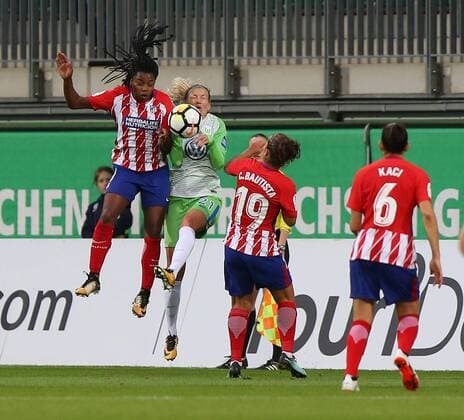 Wolfsburg vs Atletico Madrid, CL Frauen Wolfsburg, Deutschland 11.10.2017, FUßBALL - VfL Wolfsburg vs Atletico Madrid, 1 32 Finale, UEFA Frauen Champions League, Saison 2017-18. Bild zeigt: Lara Dickenmann (VfL Wolfsburg) Wolfsburg