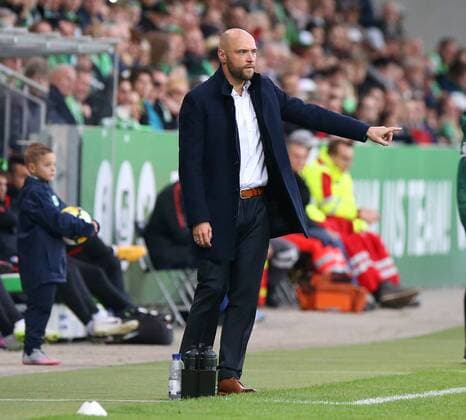 Wolfsburg vs Atletico Madrid, CL Frauen Wolfsburg, Deutschland 11.10.2017, FUßBALL - VfL Wolfsburg vs Atletico Madrid, 1 32 Finale, UEFA Frauen Champions League, Saison 2017-18. Bild zeigt: Cheftrainer Stephan Lerch (VfL Wolfsburg) lautstark an der Seitenlinie, gestikulierend Wolfsburg