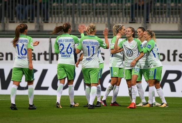 Wolfsburg vs Atletico Madrid, CL Frauen Wolfsburg, Deutschland 11.10.2017, FUßBALL - VfL Wolfsburg vs Atletico Madrid, 1 32 Finale, UEFA Frauen Champions League, Saison 2017-18. Bild zeigt: Lara Dickenmann (VfL Wolfsburg) jubelt mit der Mannschaft nach ihrem Tor Wolfsburg