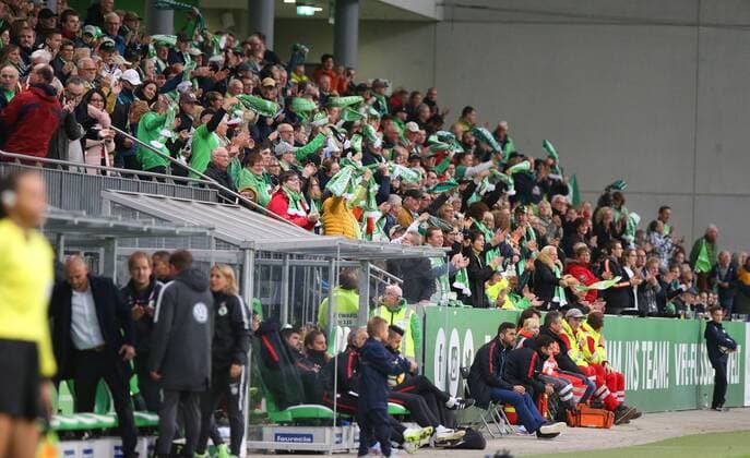 Wolfsburg vs Atletico Madrid, CL Frauen Wolfsburg, Deutschland 11.10.2017, FUßBALL - VfL Wolfsburg vs Atletico Madrid, 1 32 Finale, UEFA Frauen Champions League, Saison 2017-18. Bild zeigt: VfL Fans Wolfsburg