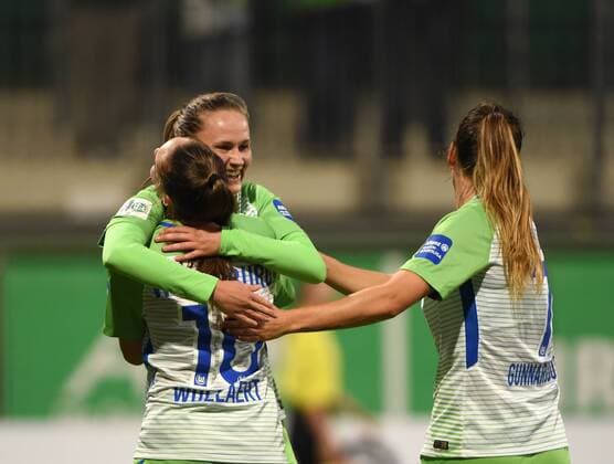 Torjubel Torschuetze Caroline Graham Hansen (Wolfsburg, 26) mit Vorbereiterin Tessa Wullaert (Wolfsburg, 10) , Fussball, UEFA Women Champions League, VfL Wolfsburg - Atletico Madrid